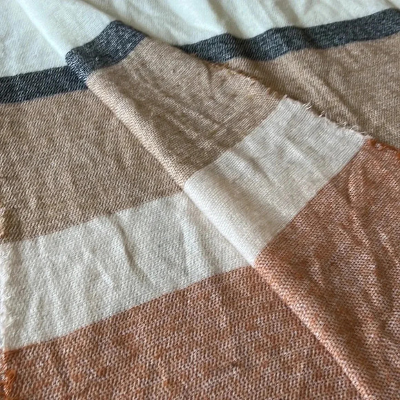 Old Navy oversized wrap around scarf with fringe - Picture 8 of 13